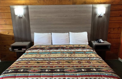 Bay Minette Hotel | Log Cabin Inn