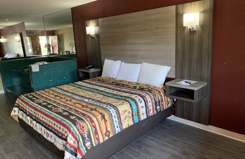 Bay Minette Hotel | Log Cabin Inn
