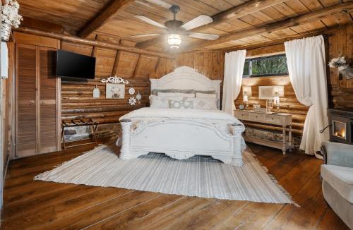 Rudy House | Log cabin-King-Soaring Ceiling-Full kitchen-The Cuddly Cow