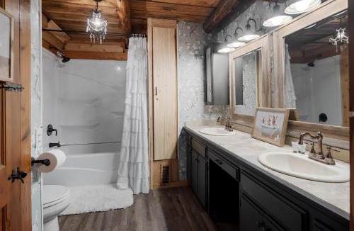 Rudy House | Log cabin-King-Soaring Ceiling-Full kitchen-The Cuddly Cow