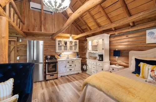 Rudy House | Log cabin-Kitchen-Front porch-Queen-The Velvet Rooster