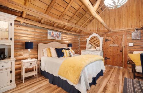 Rudy House | Log cabin-Kitchen-Front porch-Queen-The Velvet Rooster
