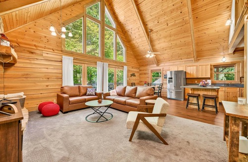 Bloomington Cabin | Log Cabin Luxury Near IU & Lake Monroe