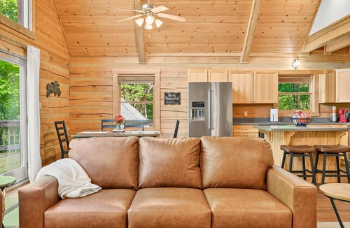 Bloomington Cabin | Log Cabin Luxury Near IU & Lake Monroe