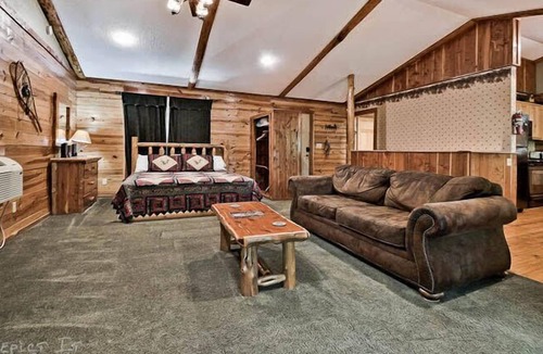 Sylvan Shores Cabin | Log Cabin Near Beaver Lake Wifi Fire Pit