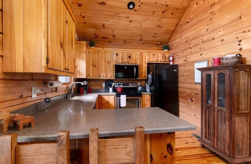 Murphy Cabin | Log cabin near Blue Ridge & Murphy, fast wifi 👨‍👩‍👧‍👦 friendly 🛏️ 6 -🐶 & hot tub!