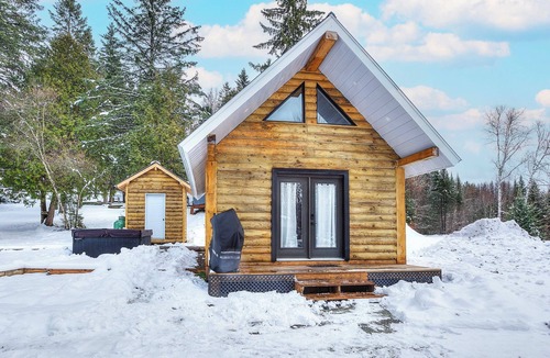 Mont-Tremblant Cabin | Log Cabin near Tremblant (5 min). Hot tub, lake access, safe roaming. Sleeps up 4
