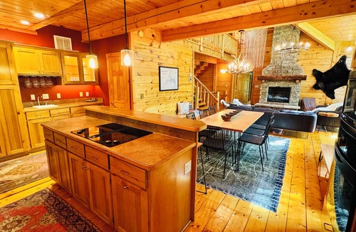 Golden Cabin | Log Cabin Oasis With Air Conditioned Treehouse on 20 Acres - Sleeps 32+
