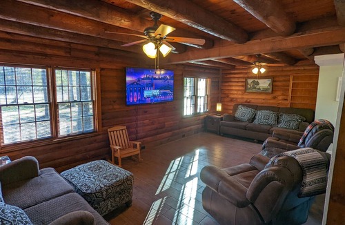 Lake Houston Cabin | Log Cabin on 1 acre! Fire Pit and fast wifi! Country Home close to Everything!