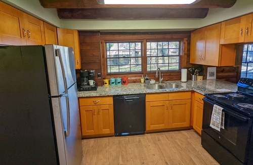 Lake Houston Cabin | Log Cabin on 1 acre! Fire Pit and fast wifi! Country Home close to Everything!