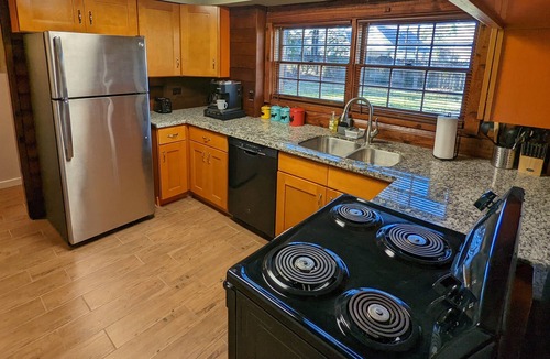 Lake Houston Cabin | Log Cabin on 1 acre! Fire Pit and fast wifi! Country Home close to Everything!