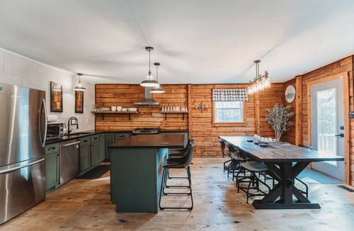 Bourbon Cabin | Log Cabin on 10 Acres | Fire Pit & Pets Welcome