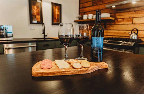Bourbon Cabin | Log Cabin on 10 Acres | Fire Pit & Pets Welcome
