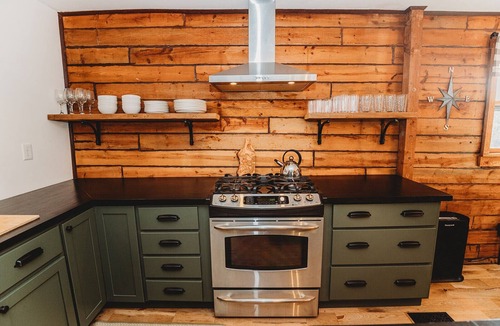 Bourbon Cabin | Log Cabin on 10 Acres | Fire Pit & Pets Welcome
