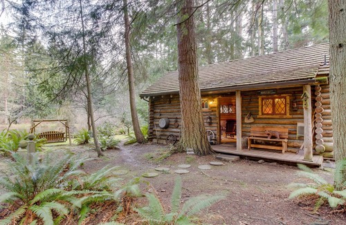 Greenbank Cabin | Log Cabin on 25 Acres with Rustic Charm & Modern Comfort