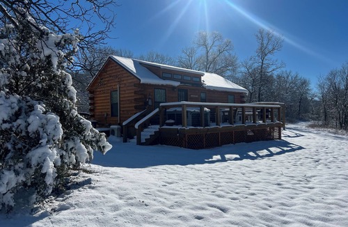 West Siloam Springs Cabin | Log Cabin on the waterfall
