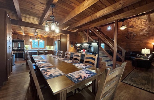 Yorkville Cabin | Log Cabin Pickleball Oasis, Seating for Everyone, 2 Hot Tubs, Games, Deer, Pets
