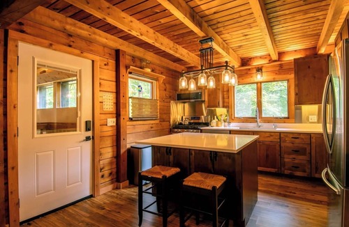 Yorkville Cabin | Log Cabin Pickleball Oasis, Seating for Everyone, 2 Hot Tubs, Games, Deer, Pets