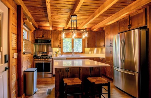 Yorkville Cabin | Log Cabin Pickleball Oasis, Seating for Everyone, 2 Hot Tubs, Games, Deer, Pets
