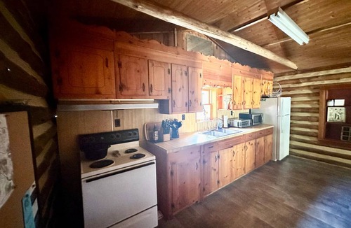 Callands-Gretna House | Log Cabin Retreat/Pet Friendly: Lake, Golf & Wine