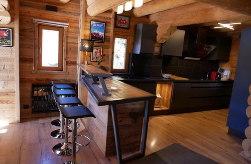 Allos Ski Chalet | Log cabin sleeps 12 (10 adults, 3/4 children)