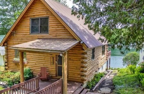 Hamilton House | Log Cabin · Sleeps 8 · 5 min Colgate Univ, Lake Moraine Home #6 Near Colgate University