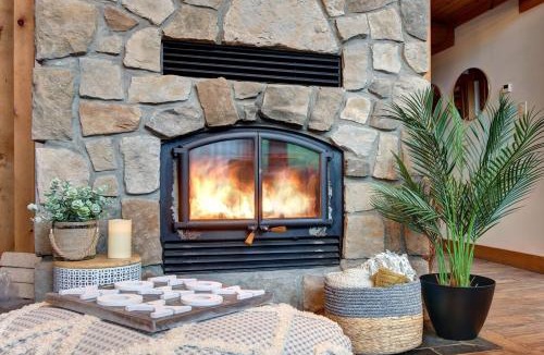 Labelle Ski Chalet | LOG CABIN w HOT TUB, BEACH access, near of TREMBLANT