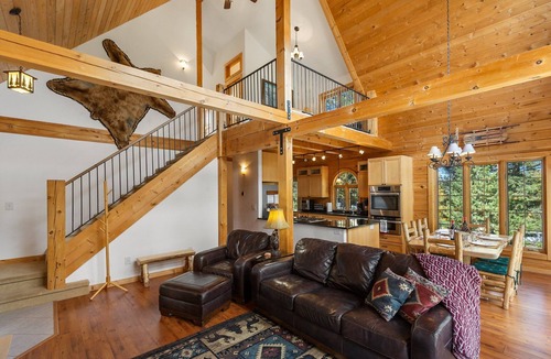 Rainbow Valley Cabin | LOG CABIN w/Mtn View, Hot Tub, & Fireplace!