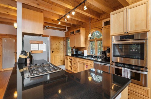 Rainbow Valley Cabin | LOG CABIN w/Mtn View, Hot Tub, & Fireplace!