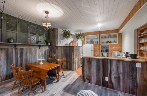 Rileyville Cabin | Log cabin w/riverfront & hot tub