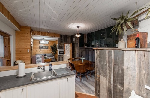 Rileyville Cabin | Log cabin w/riverfront & hot tub