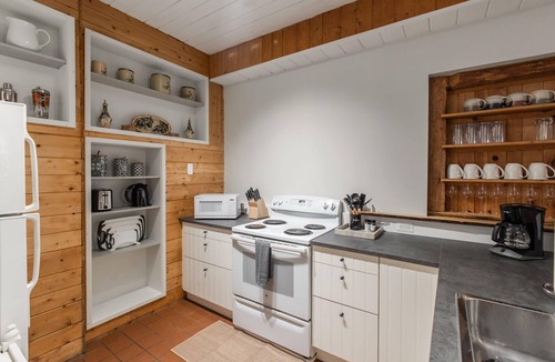 Rileyville Cabin | Log cabin w/riverfront & hot tub
