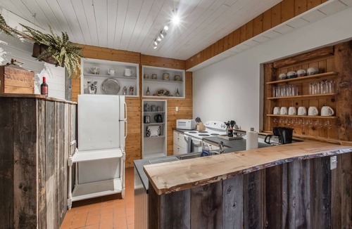 Rileyville Cabin | Log cabin w/riverfront & hot tub