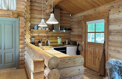 Hoensinge House | Log cabin with cozy interior near the water