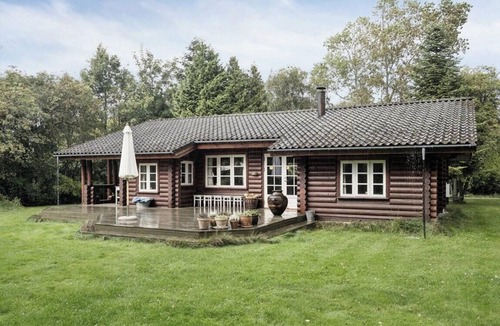 Hoensinge House | Log cabin with cozy interior near the water