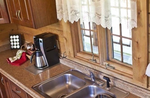 North Ferrisburgh Cabin | Log Cabin with Mountain Views, Hot Tub & Free Firewood, Near Lake Champlain