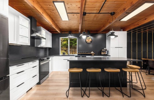 Cle Elum Cabin | Log cabin with Mountain View,Jacuzzi, Pool Table and winter snow. 8ac No CCR