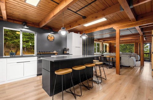 Cle Elum Cabin | Log cabin with Mountain View,Jacuzzi, Pool Table and winter snow. 8ac No CCR