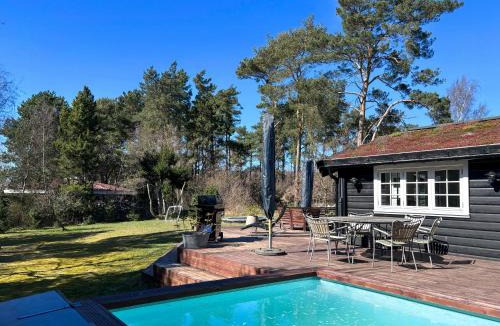 Vejby House | Log Cabin With Pool Near Tisvilde