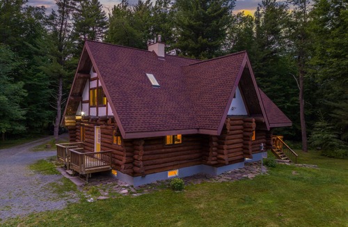 Homer Cabin | Log Cabin with Private Indoor Heated Pool-Hot Tub-firepit-Game Room-100 acres