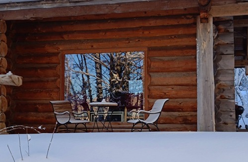 Les Chalesmes Ski Chalet | Log cabin with sheltered terrace, pets welcome