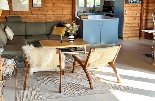 Ørsted House | Log cabin with water views near Fjellerup beach