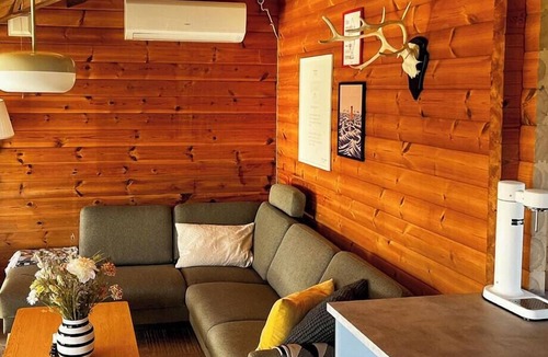 Ørsted House | Log cabin with water views near Fjellerup beach