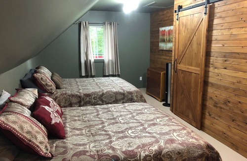 Leslie-Clapham-et-Huddersfield Ski Chalet | Log chalet at only 75 minutes from Ottaw