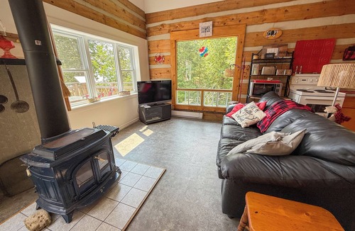 Providence Bay Cottage | Log Cottage on Lake Huron – Peaceful South Shore Escape on Manitoulin Island.