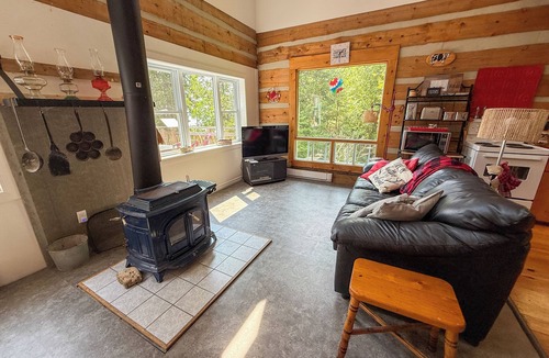 Providence Bay Cottage | Log Cottage on Lake Huron – Peaceful South Shore Escape on Manitoulin Island.