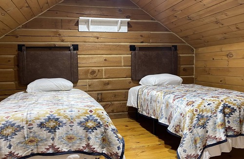 Onondaga Cottage | Log Farm House **HOT TUB**