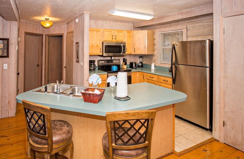 Chalet Village Cabin | Log Heaven PET-FRIENDLY, BEAR SIGHTING, HOT TUB