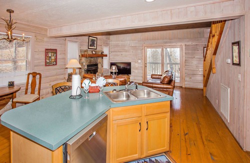 Chalet Village Cabin | Log Heaven PET-FRIENDLY, BEAR SIGHTING, HOT TUB