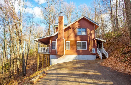 Chalet Village Cabin | Log Heaven PET-FRIENDLY, BEAR SIGHTING, HOT TUB